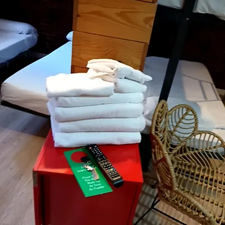 شباب إراسموس بريميوم بيت شباب *